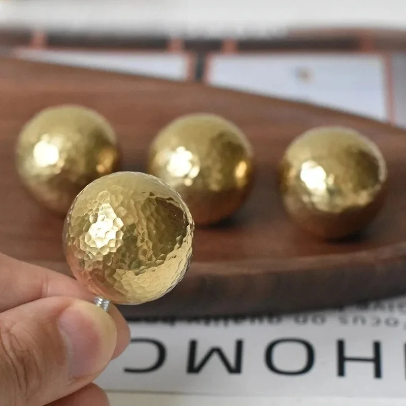 خزانة المطبخ درج خزانة باب الأثاث النحاس اليدوية المطرقة نمط القمر سطح لامعة الذهب الكرة على شكل مقبض #5