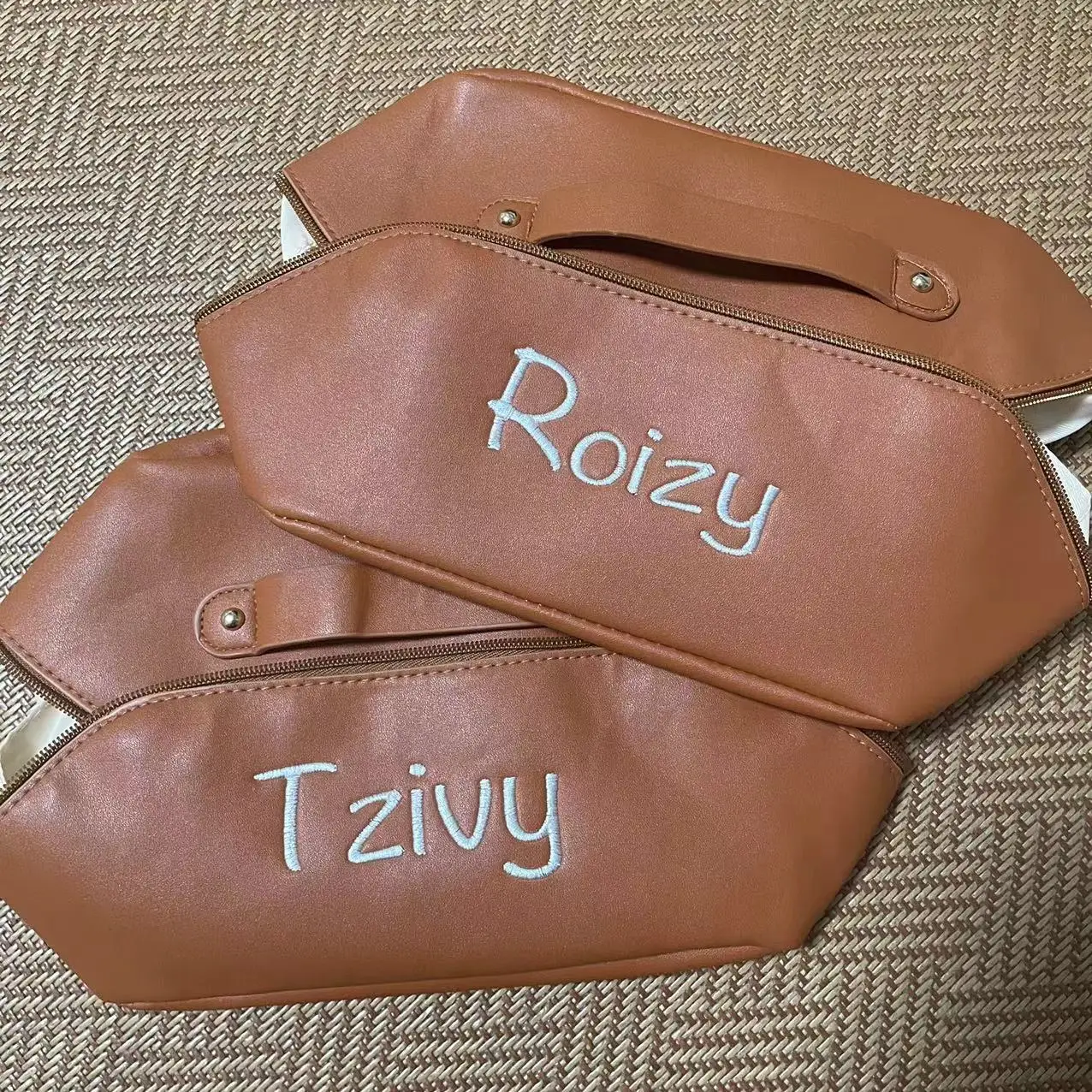 

Personalized Embroidered Name Make Up Bag Custom Bridal Shower Proposal Travel PU Cosmetic Bag Christmas Birthday Gifts For Her