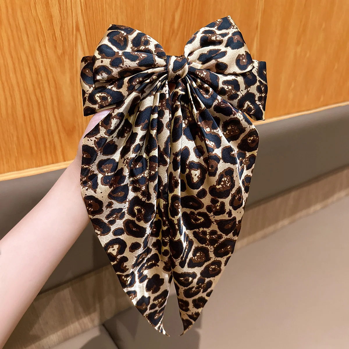

Заколка для волос большого размера с леопардовым принтом, простая и универсальная, подходит для ежедневного использования.