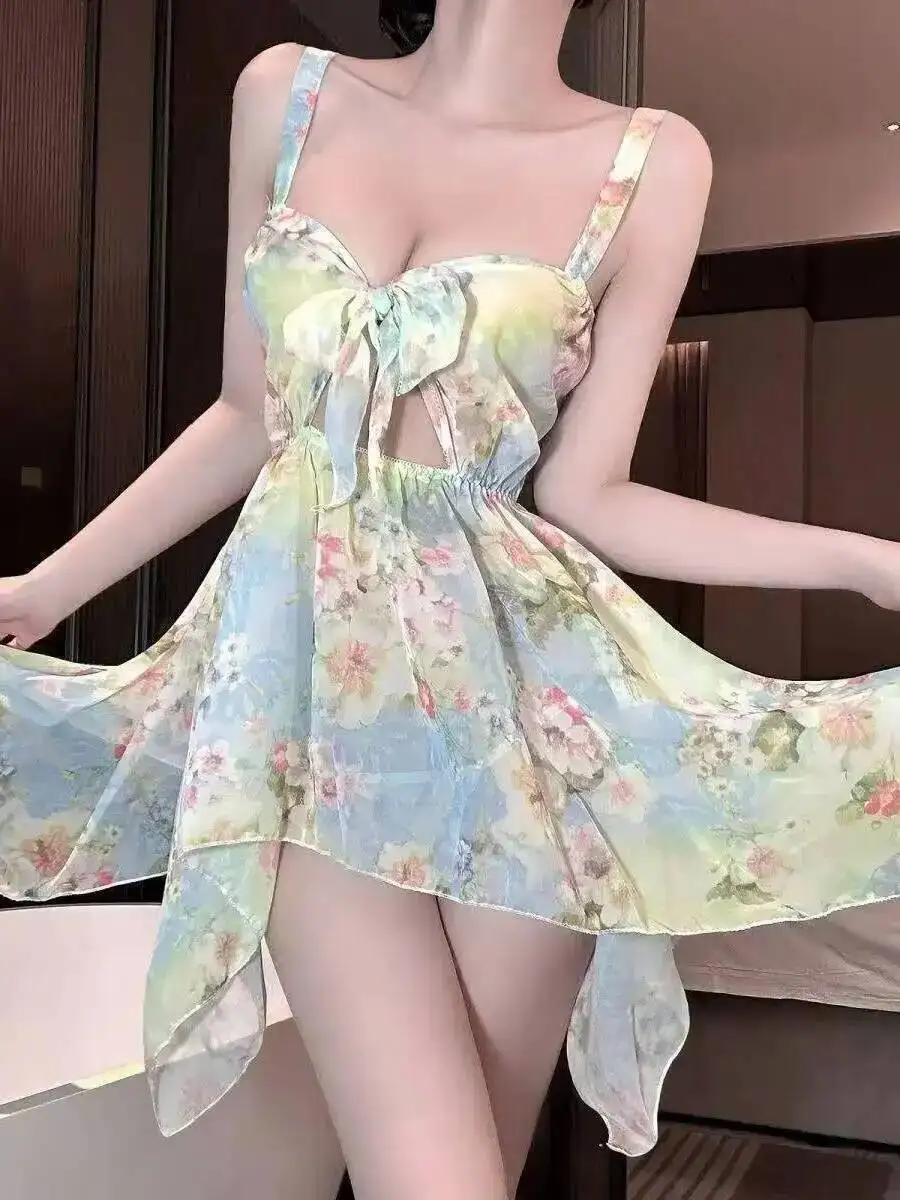 เดรสลายดอกไม้คอลึก ดีไซน์หรูหรา โชว์สัดส่วน เซ็กซี่ ยั่วยวน เดรสสายเดี่ยวสั้น สีเขียวหวาน ท็อปส์ตรี คอลเลคชั่นใหม่ 2025 UBI8