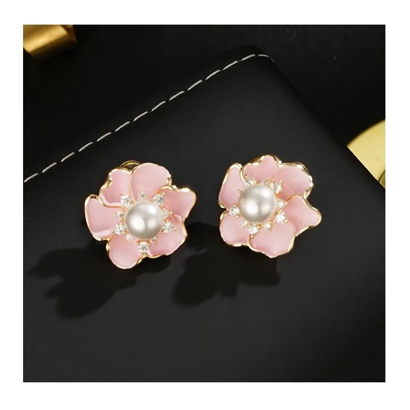 

High-end Sweet and Elegant Zircon Flower Stud Earrings, Unique Design Sense Light Luxury Temperament Gentle Earrings