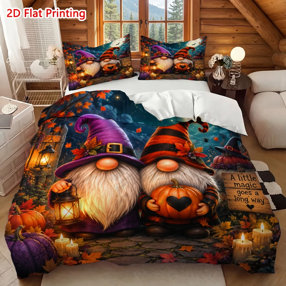 2D Flat Print Halloween Bedding Quilt Cover, Printed Three-Piece Set with a Cute Gnome Pattern Holding a Pumpkin and Lantern, Duvet Cover Set, Three-Piece Bed Set (1*Duvet Cover + 2*Pillowcases), Suitable for All Seasons, Machine Washable, Invisible Zipper Design, Large Double Bed Cover Set, Suitable for Home, Dormitory, Master Bedroom, and Guest Room