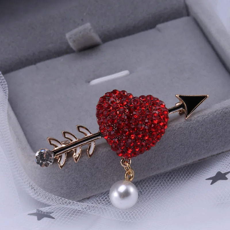 Fashion Personality Pearl Brooch Temperament Geometric Arrow Through The Heart Pin Simple Heart Pearl Love Corsage