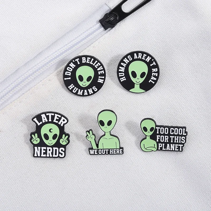 Broche de alienígena demasiado genial para este planeta, alfileres esmaltados, los humanos no están reales, nosotros aquí, broches, insignia de solapa, regalo de joyería para amigos