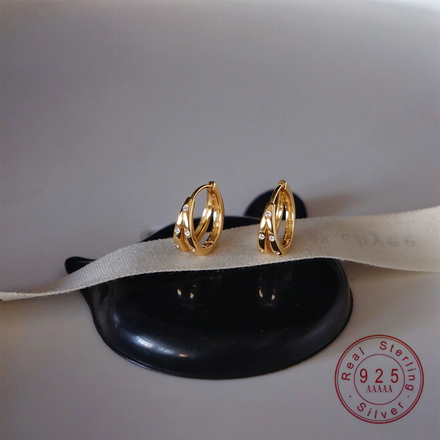 Pendientes de aro pequeños minimalistas con incrustaciones de circonitas, de plata de ley 925 con baño de oro de 18 quilates, joyería fina para mujer, ideal como regalo.