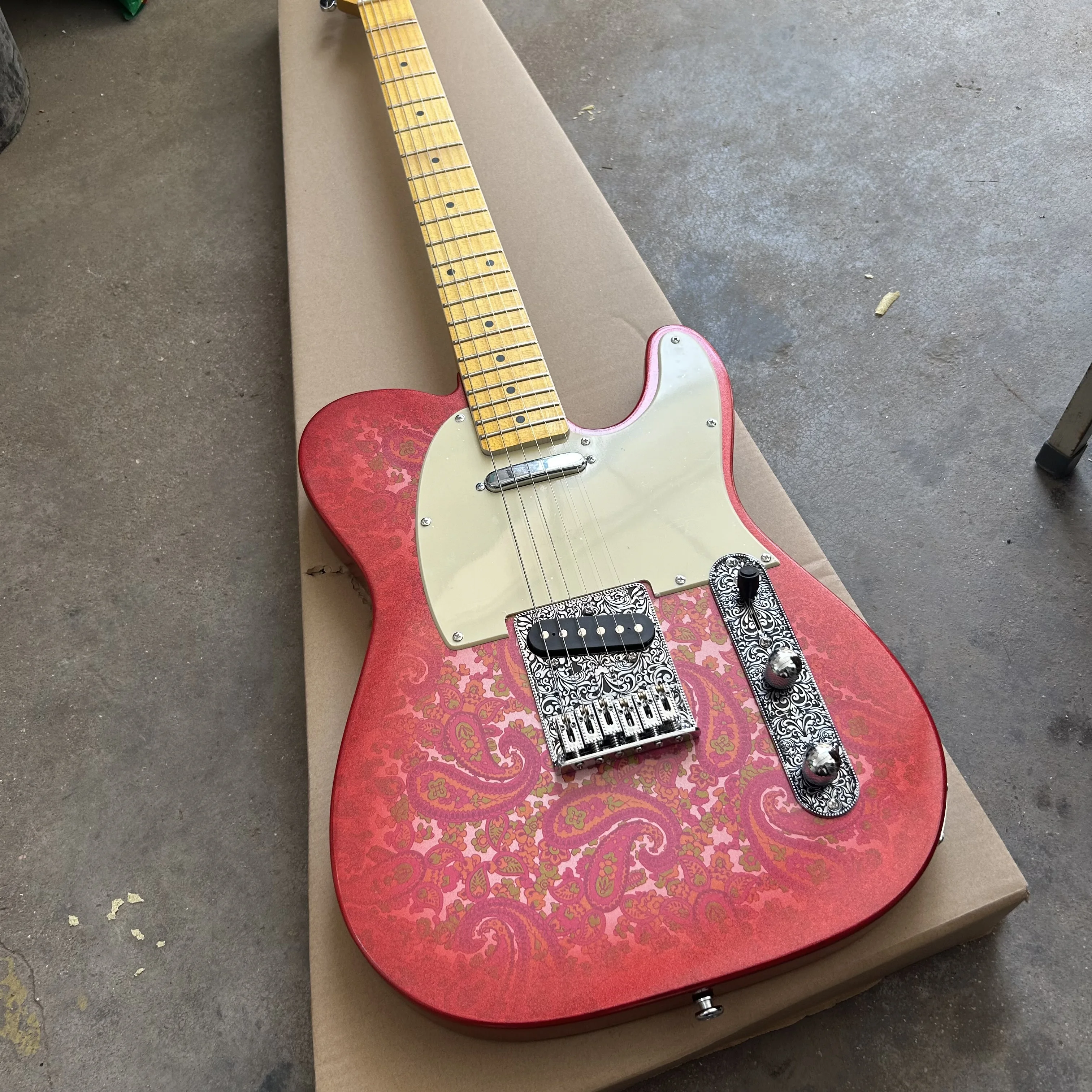 New Paisley sticker electric guitar, alder wood, frosted nitro paint, cow bone string pillow, wholesale and retail