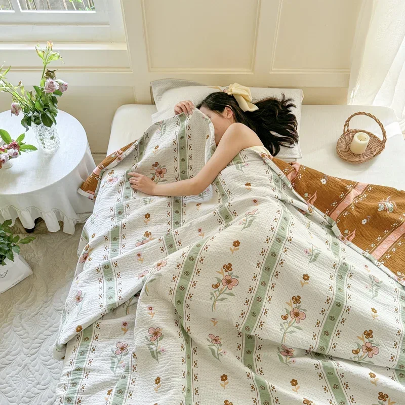 

Cotton bed cover three-piece yarn-dyed jacquard gauze blanket cartoon nap blanket skin-friendly soft can be covered.