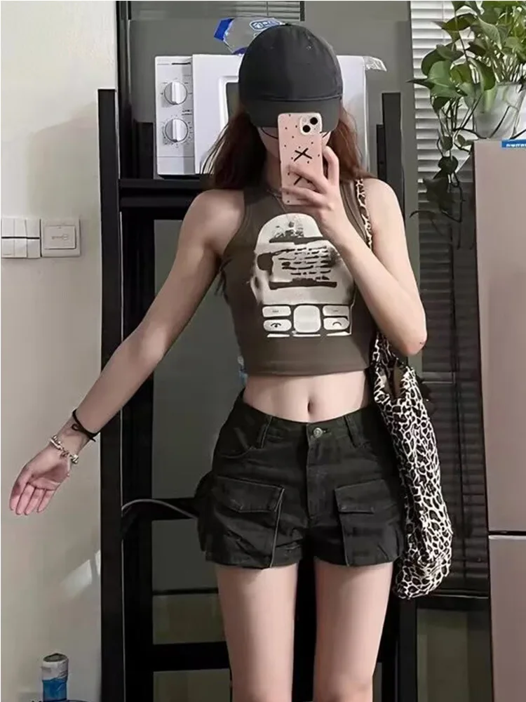 

Женский летний жилет без рукавов с круглым вырезом и абстрактным принтом, облегающий крой и открытым пупком, в сочетании с небольшим жилетом.