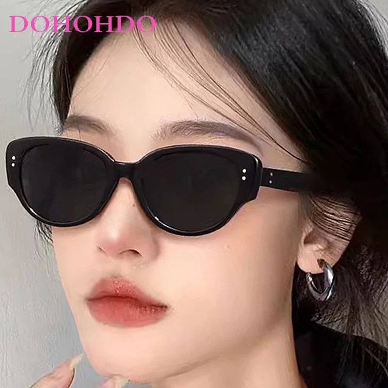 

Luxury Designer Cat Eye Rivets Women Sunglasses New Fashion Small Frame Men Shades Outdoor Travel Sunglasses Female UV400 Lentes