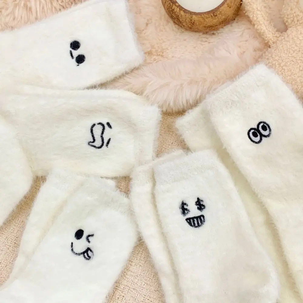 5 pares de calcetines bonitos bordados de piel de visón calcetines dulces de dibujos animados para dormir calcetines de mujer calcetines de felpa suaves para niñas