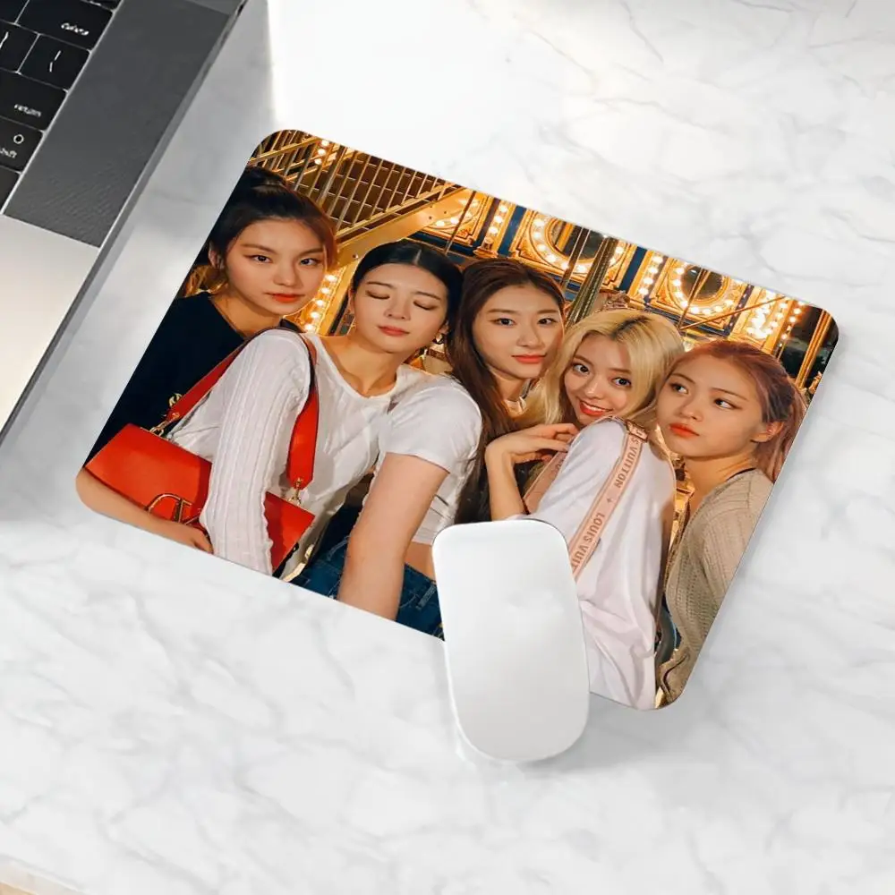 KPOP ITZY Mouse Pad Game mause pads Laptops Small Wrist Protector Supplies Desk Accessories Luxury Notebook Accessories cs lol