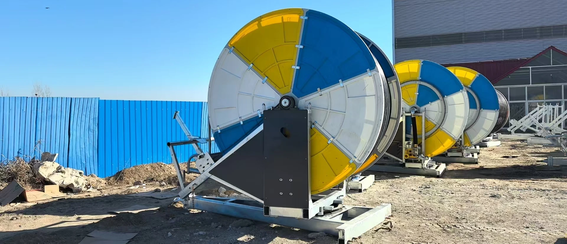 Fully Automatic Sprinkler Irrigation Machine Sprays Water While Recycling