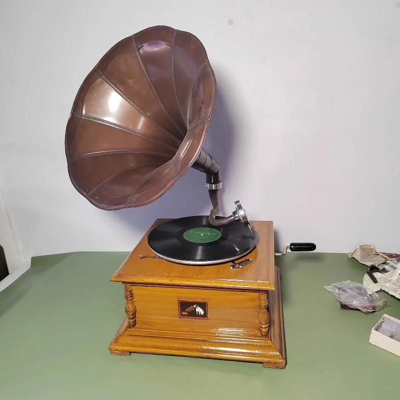 Square base, retro big speaker, hand-cranked phonograph, vinyl record player 78 rpm, normal function