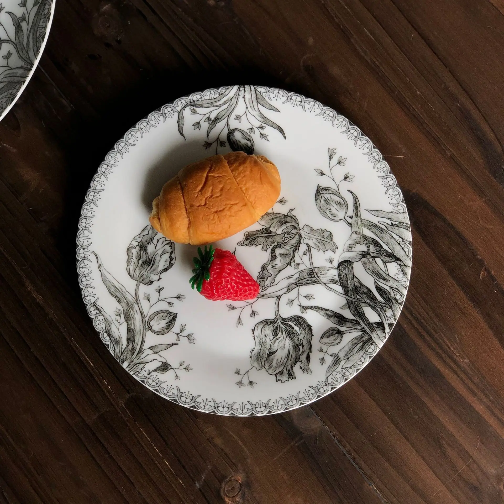 French Vintage Dining Plate Black Tulip Plate Household Ritual Set Western Food Dessert Cake Plate Afternoon Tea Cake Plate