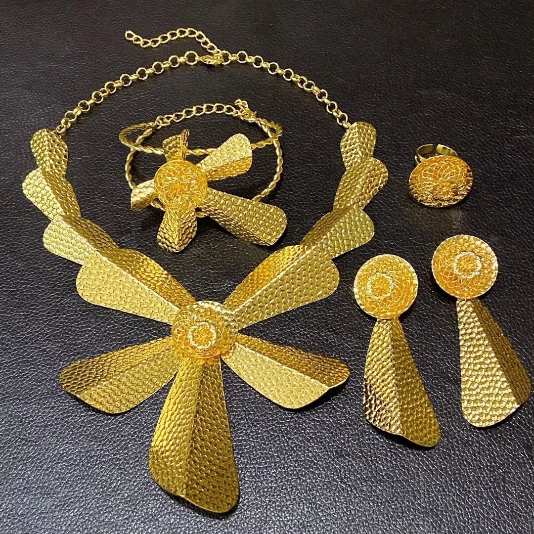 

Роскошный модный легкий комплект ювелирных изделий с огромным цветком для женщин, потрясающая горячая распродажа, ожерелье, браслет, серьги, кольцо, 4 шт., ювелирные изделия