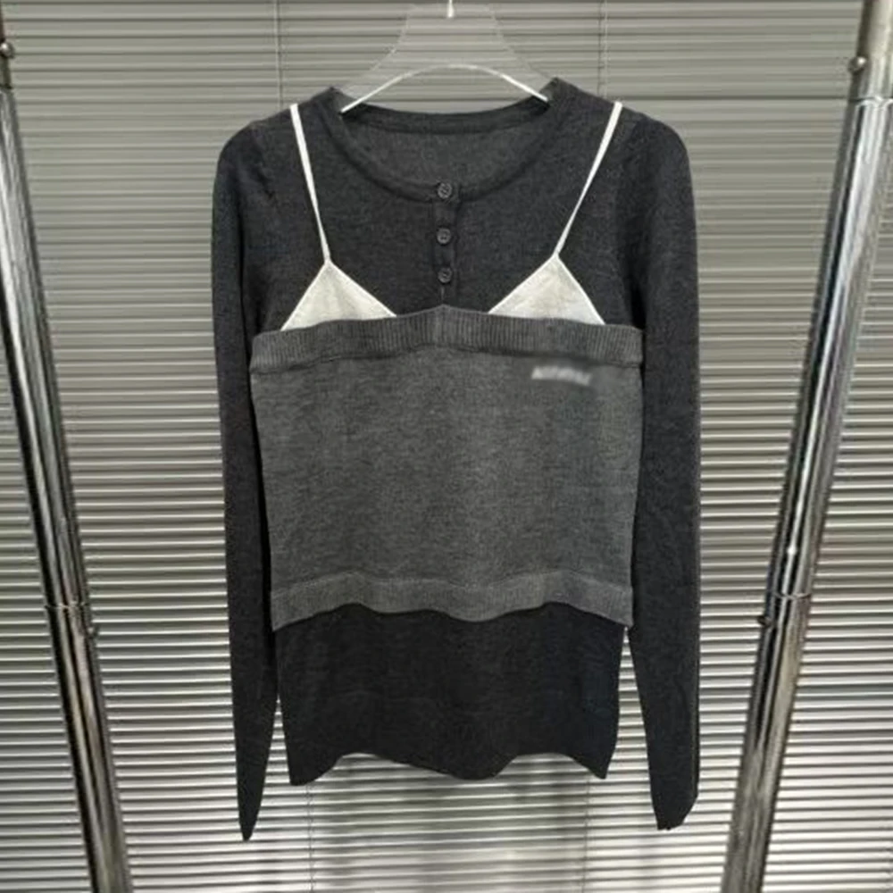 TWOTWINSTYLE Grigio Impiombato Bottoni T Shirt Donna O Collo Manica Lunga Dimagrante Falso Due Pezzi T-shirt da Donna Autunno Moda Nuovo