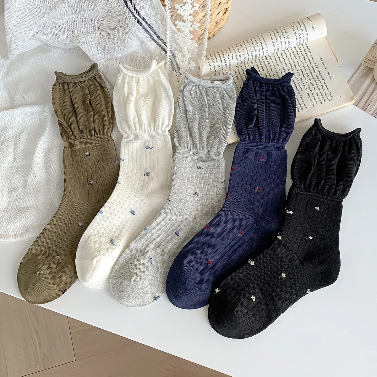 

Women Socks Long New Trends Japanese Style Simple Girls Flower Socks Breathable Fashion Casual Soft Loose Socks Novelties Autumn