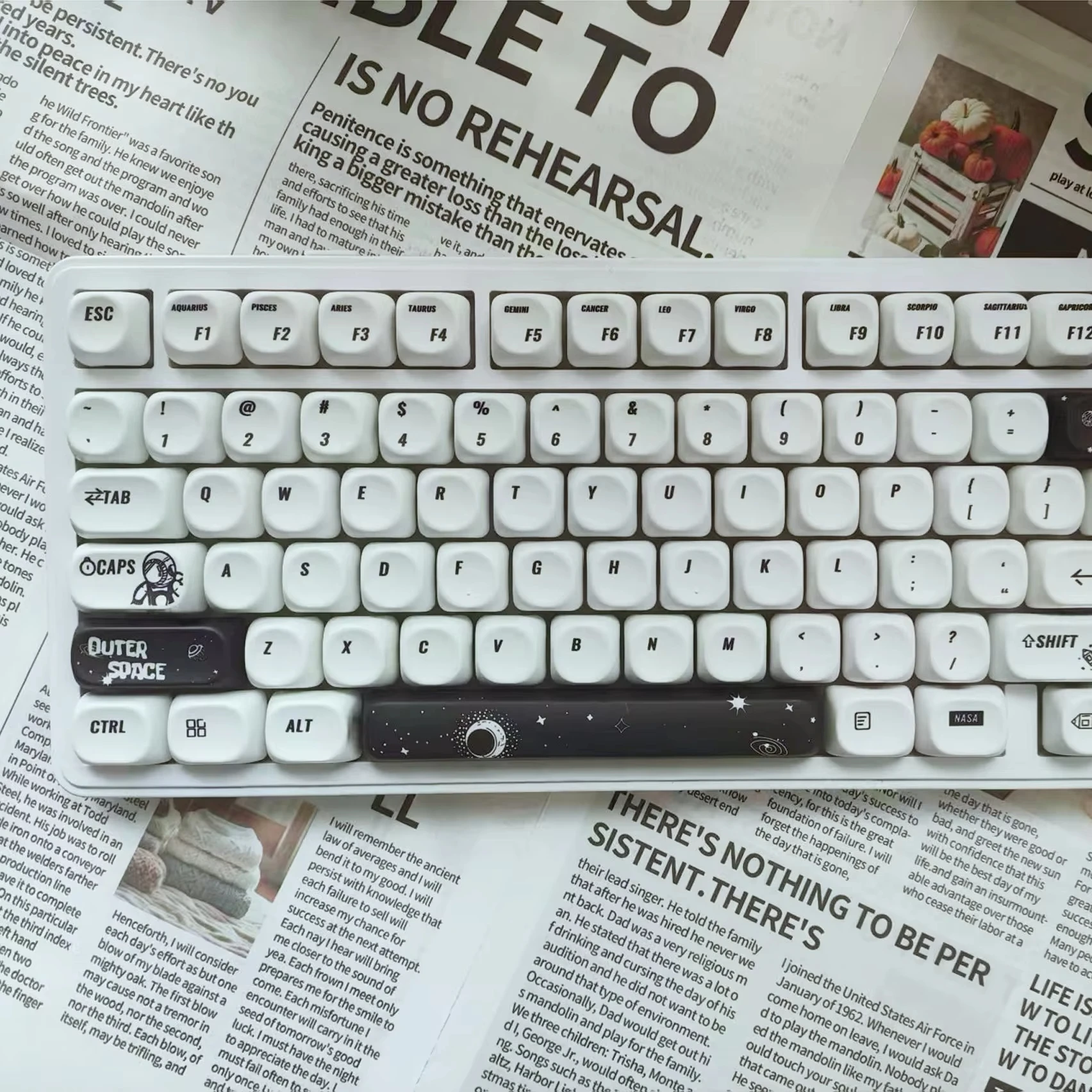 

130 клавиш, тематические кастомные кейкапы с космической тематикой, сублимационная печать, PBT-кейкапы, профиль MOA для механических клавиатур с переключателями Cherry MX.