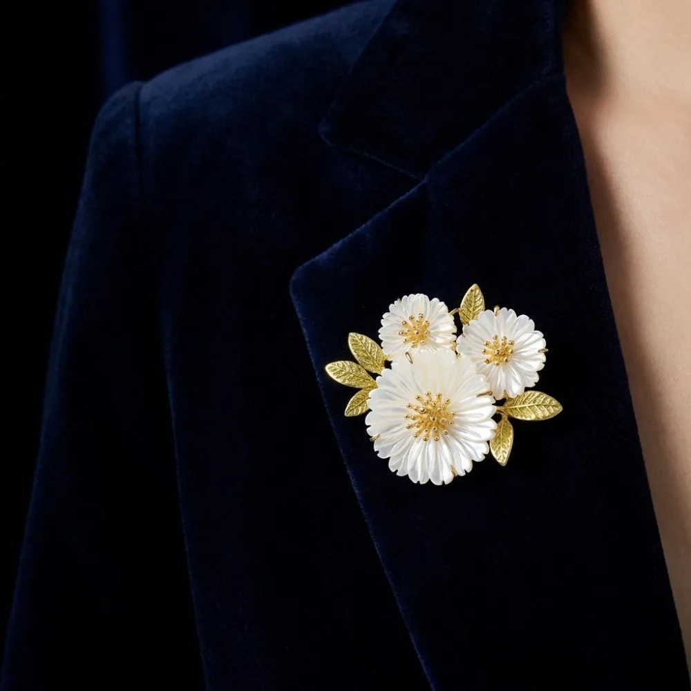 Temperament Classic Gold Color Stamen White Daisy Flower Brooches for Women Bridal Bridesmaid Wedding Banquet Costume Jewelry