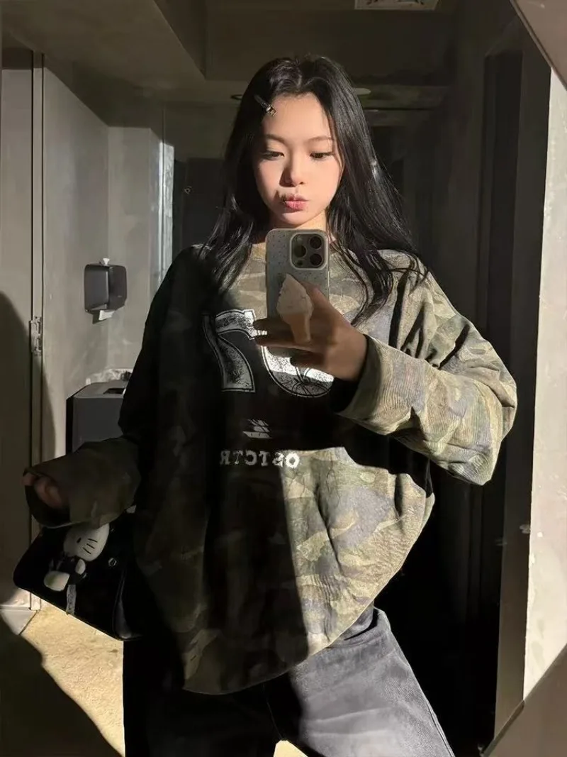 Herbst neues Retro-Camouflage-Digitaldruck-loses Rundhals-Langarm-T-Shirt für Damen, lässig, bequem und vielseitig