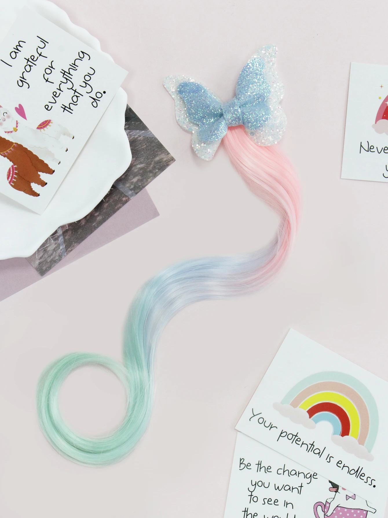 وصلة شعر لامعة على شكل فيونكة ملونة متدرجة، حزمة شعر صناعية، مشبك شعر على شكل فراشة لامعة مع خصلات شعر مرفقة