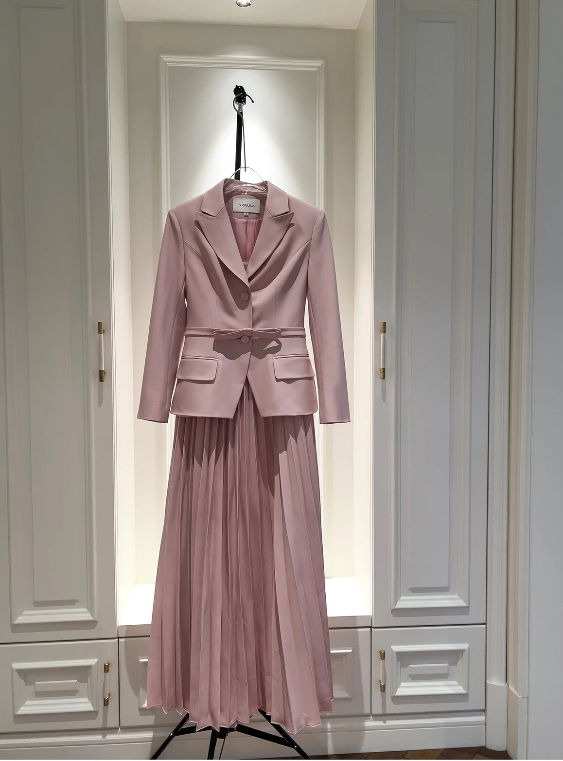 

Розовый костюм-джат в стиле ретро с поясом на талии и длинной плиссированной юбкой. Комплект High End Feel Profional для женщин...