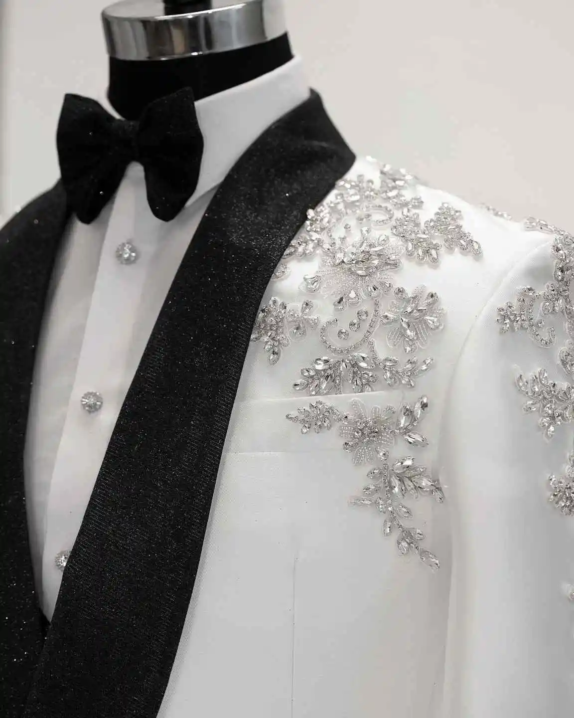 

Elegant Wedding Tuxedos Beaded Crystal Shawl Lapel Men Suit Sparkly 1 Pcs Jacket Formal Evening Business Blazer Customized