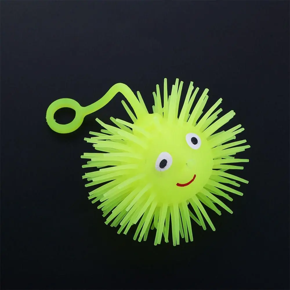 Geschenken Rubberen speelgoed Knijp Anti-stress Kleur Willekeurige elastische gloed Haarbal LED-lichtend speelgoed Gloeiend haar Flash Ball Vent Ball