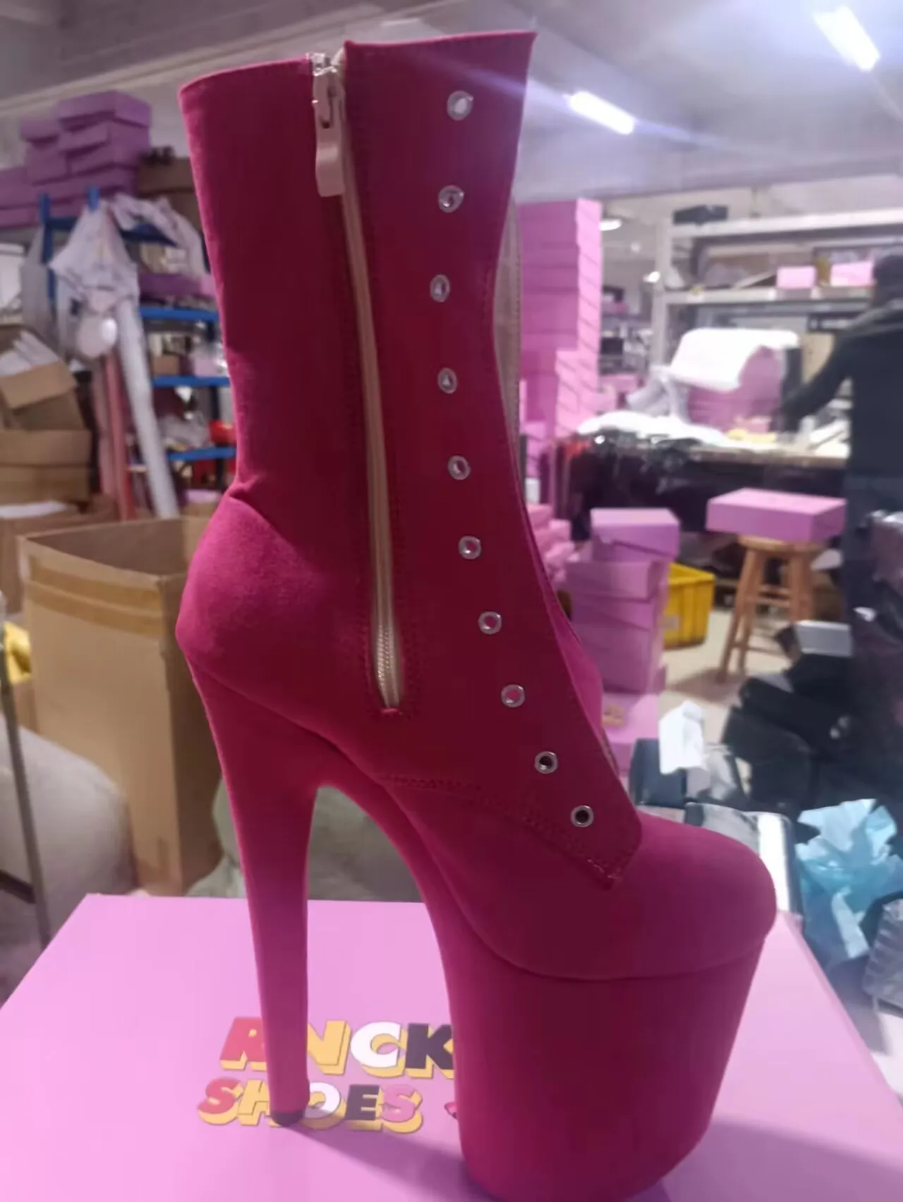 Stivaletti sexy da pole dance in finta pelle scamosciata da 20 cm/8 pollici, punta tonda Hate Sky Tacchi alti da festa, scarpe con plateau da passerella da discoteca