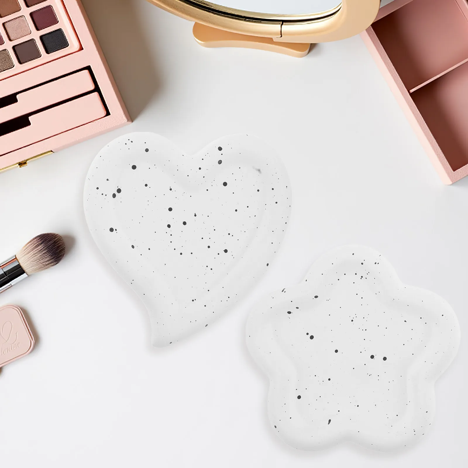 2Pcs Nail Art Display Prop Heart Shape Tray Stylish Jewelry Tray for Nail Photo Background Perfume Ring Watch Key Holder Display