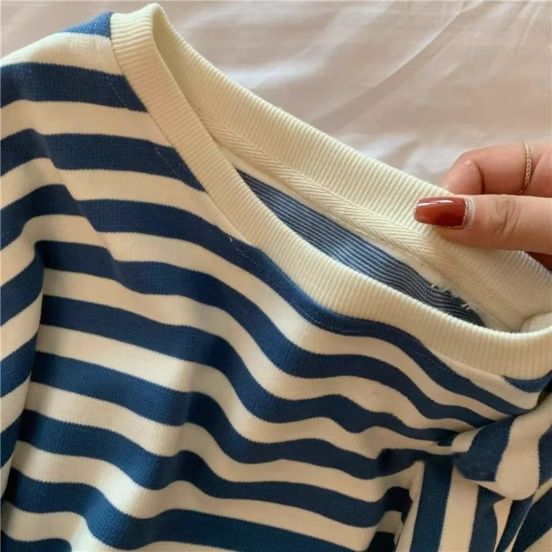 เสื้อยืดลายทางทรงหลวมสไตล์เกาหลี แขนยาว ใส่สบาย ทรงเข้ารูป แฟชั่นอเนกประสงค์ เหมาะสำหรับฤดูใบไม้ผลิและฤดูใบไม้ร่วง