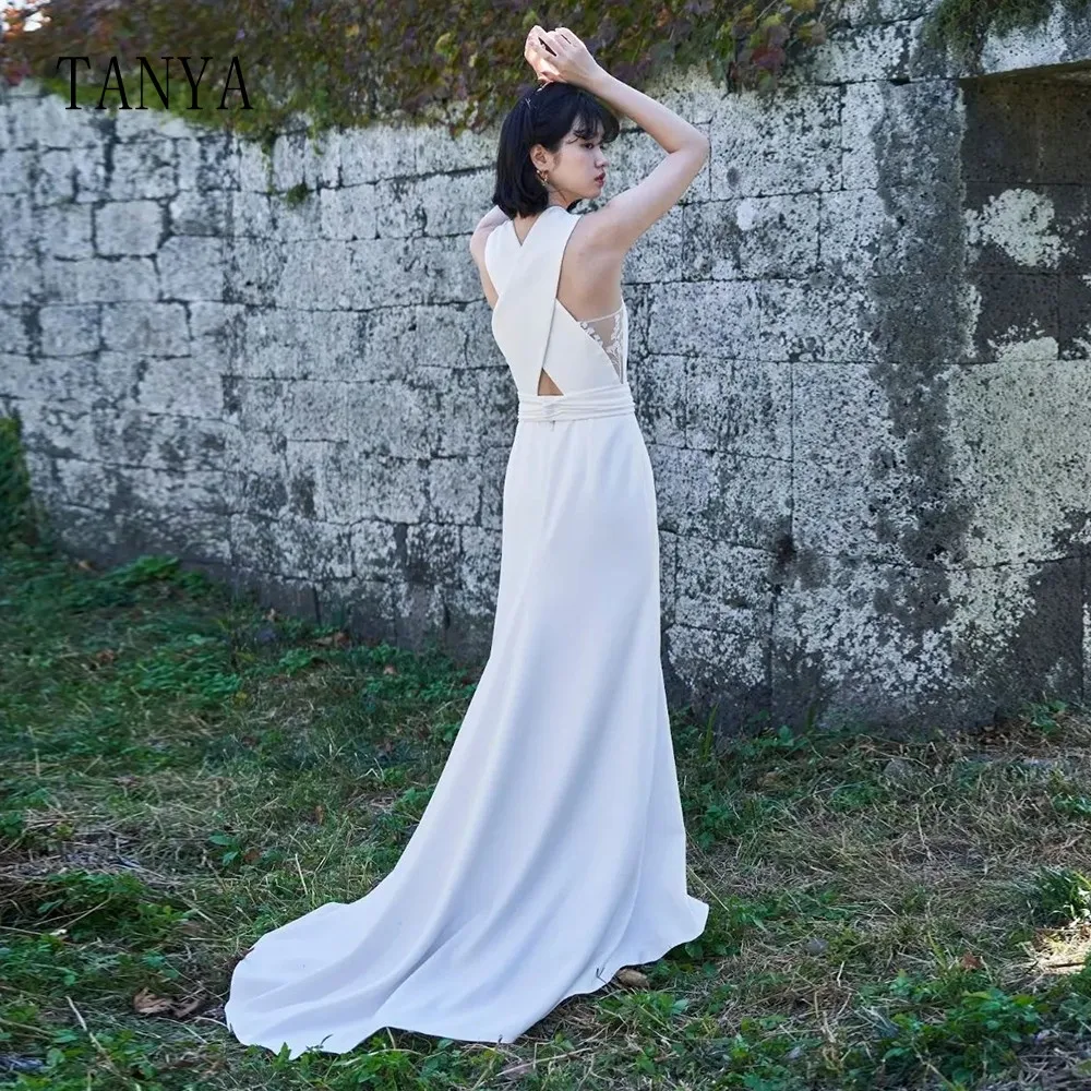 فستان زفاف أنيق برقبة رسن للنساء بدون أكمام مزين بالدانتيل غمد من الساتان الناعم فستان زفاف فرنسي رداء De Mariée