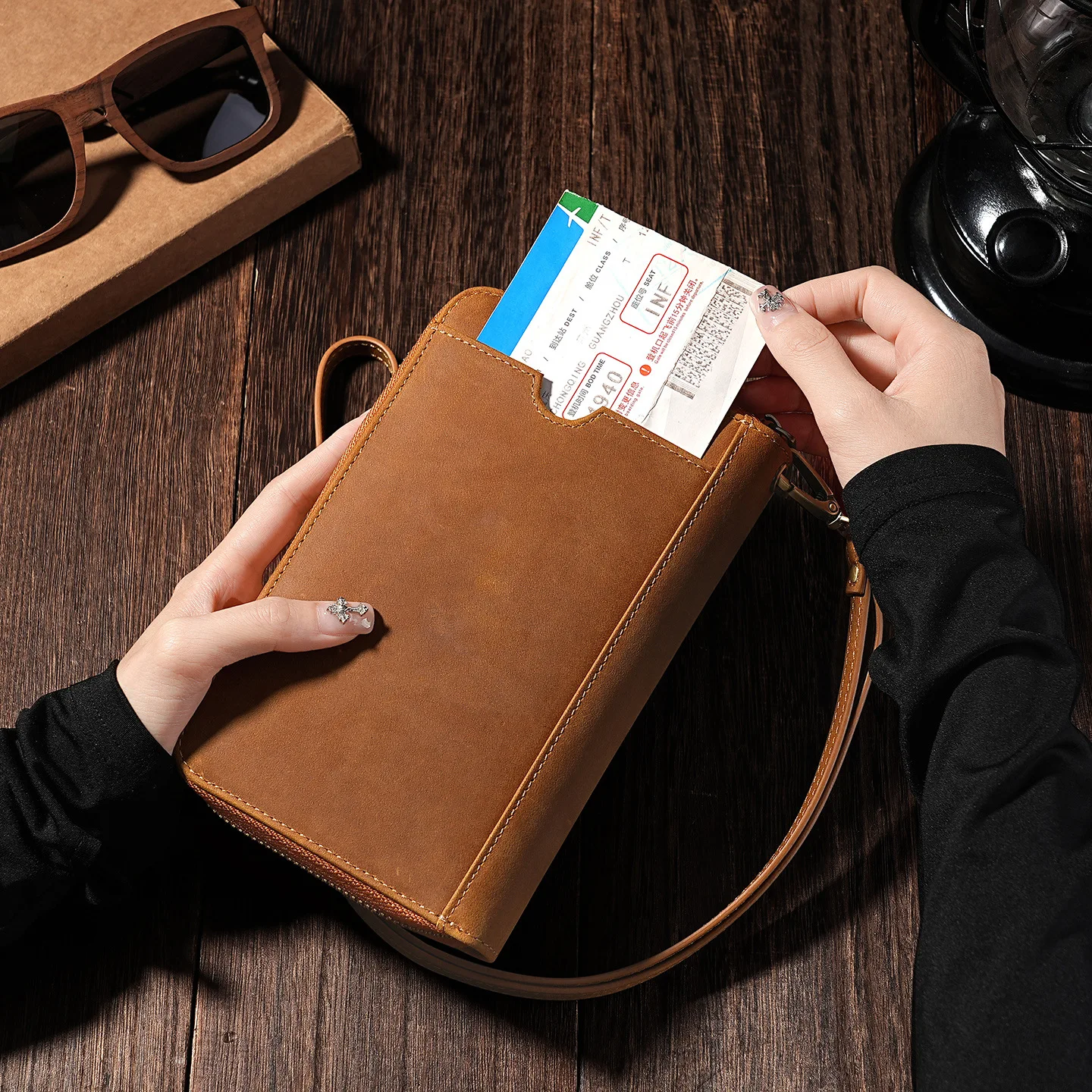 Herren-Reisepasshüllen aus Leder mit AirTag-Schlitz, multifunktionale Reisebrieftasche mit Umhängeband, mehrere Kartenfächer und Reisepasshüllen