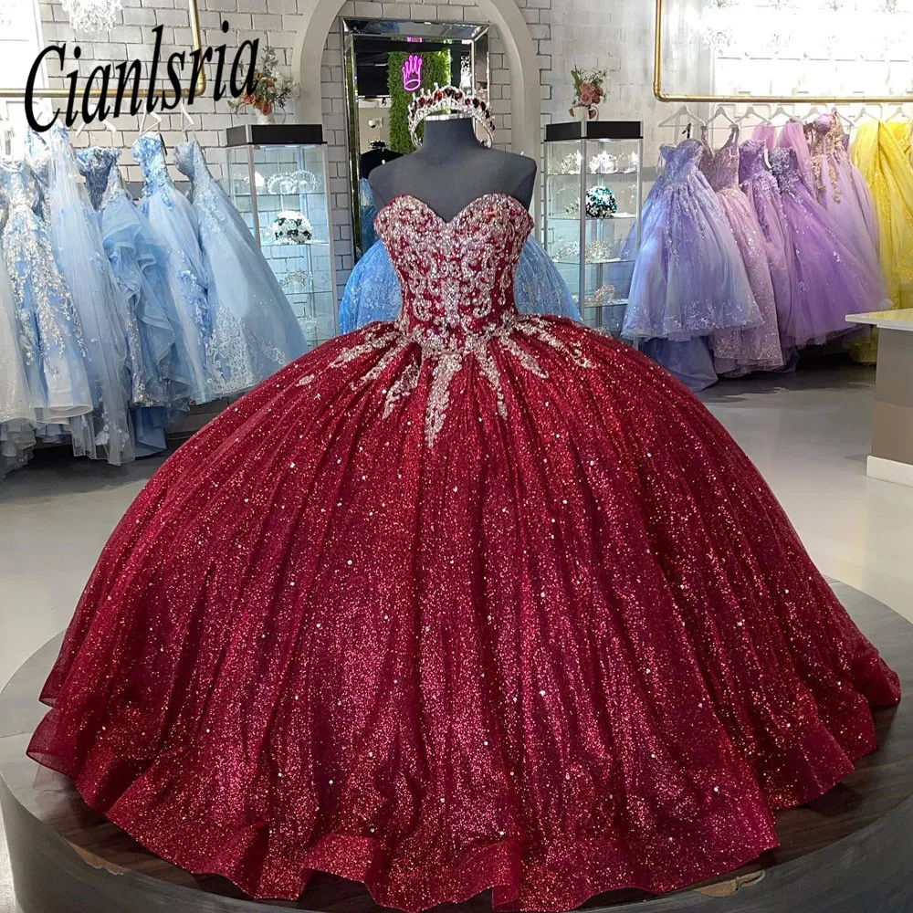 Gaun Quinceanera Merah dengan Gaun Jubah Bola Gaun Pesta Manis Putri Manik-manik Renda Sweetheart 16 Gaun Tulle Berenda Tanpa Punggung