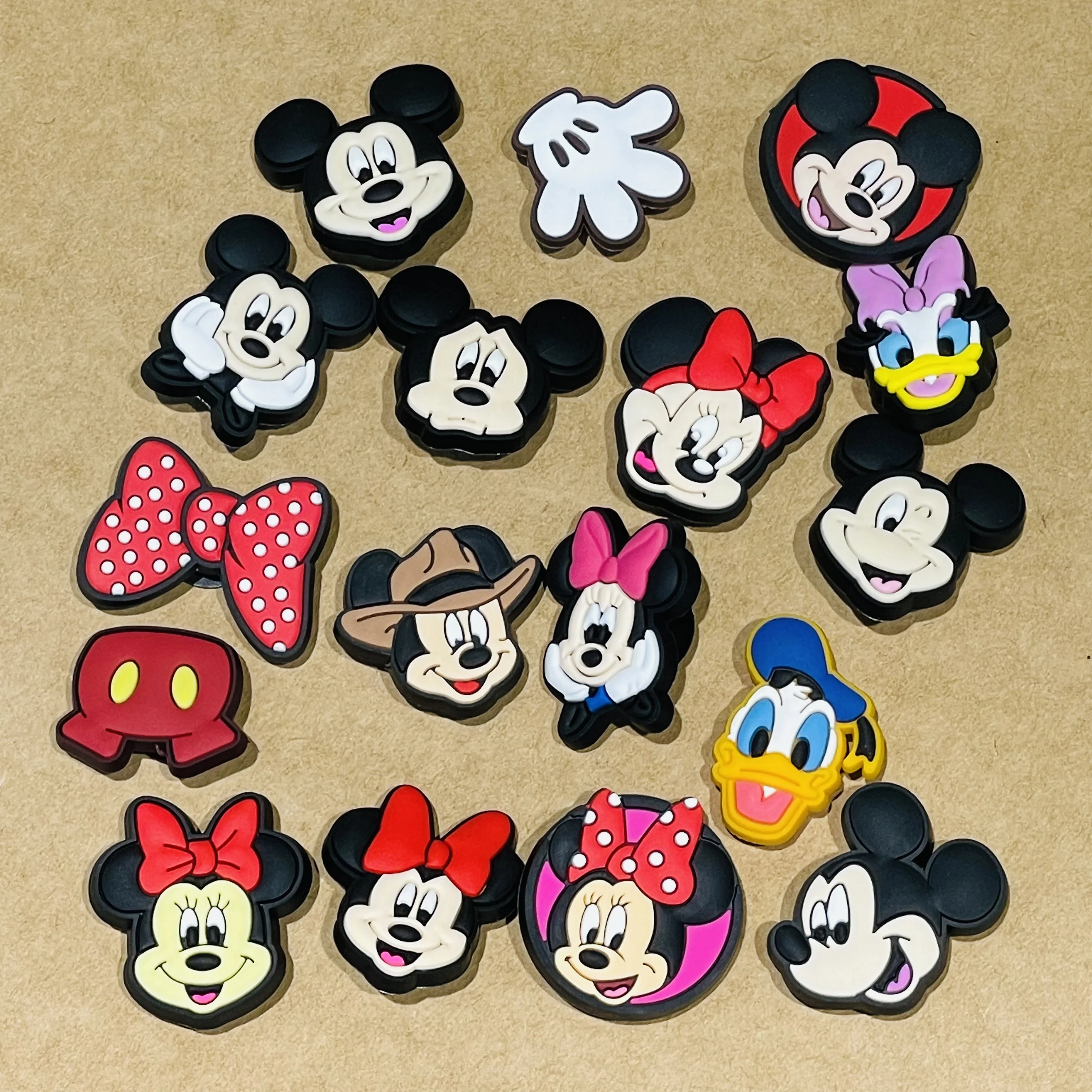 11-100 Stück Handgefertigte Cartoon-Design Schuh-Charms für Damen und Herren, Schleife, Maus, Mesuca PVC Clog-Schnallen-Ornamente, geeignet für Weihnachtsgeschenke