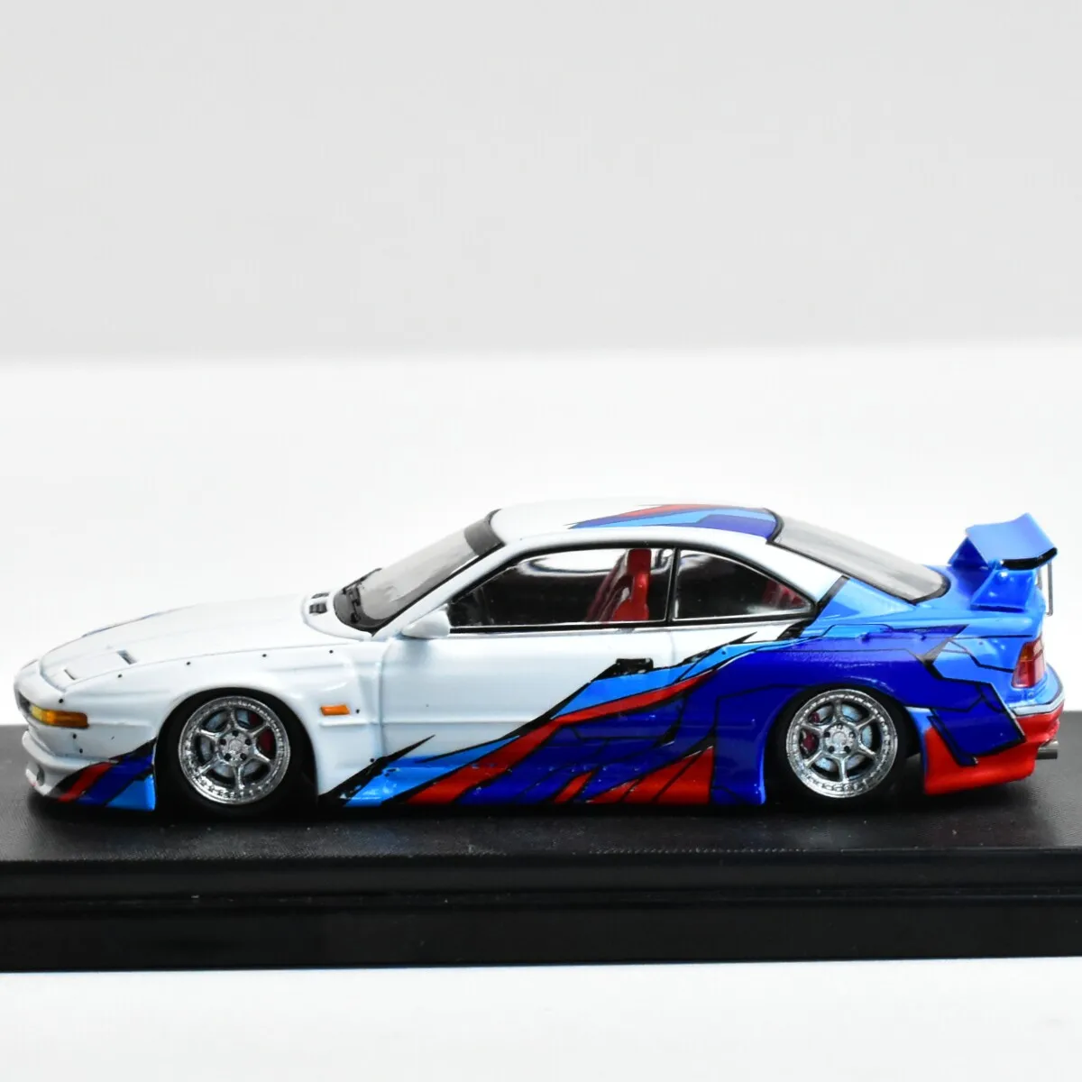 

RM 1:64 Потрясающая модель автомобиля 850CSi E31 из литого металла для демонстрации