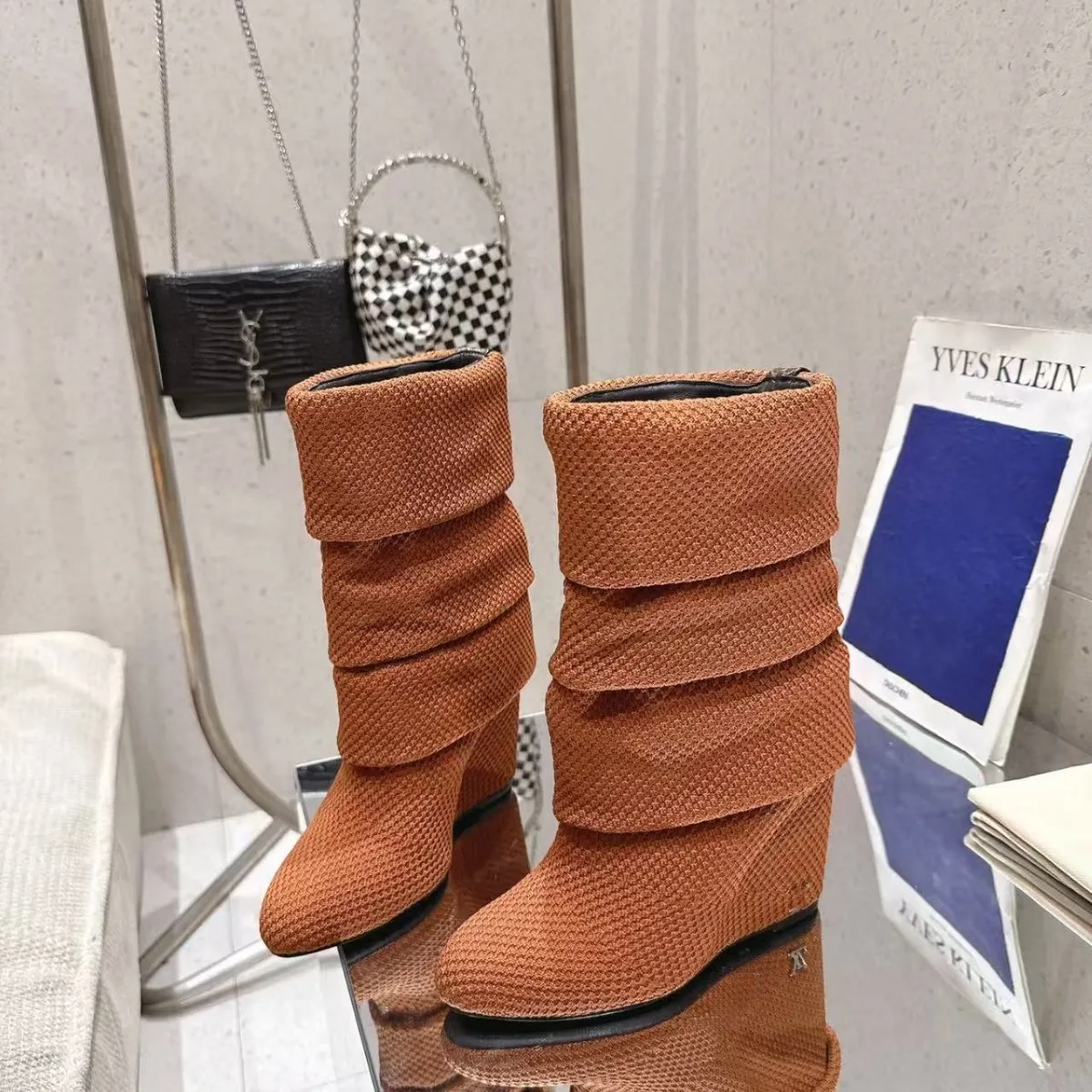 

Женские ботинки на танкетке с драпировкой, фактурная ткань, свободный крой, ретро-шик стиль для осенне-зимних прогулок, модный повседневный образ