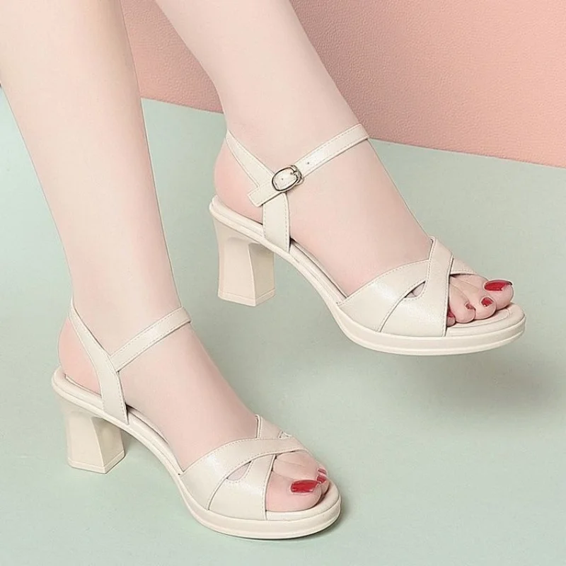 Damen-Sandalen mit Kreuzriemen und Blockabsatz – Bequeme Plateau-Schuhe mit Knöchelschnalle und offener Zehenpartie für Büro, Party und Alltag – Detail 7