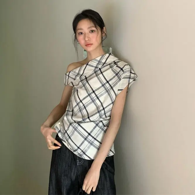 

2025 Summer Spicy Girl Style New Design Sense Splicing Grid Slim Fit Look Lotus Leaf Lace Versatile Slant Shoulder Top