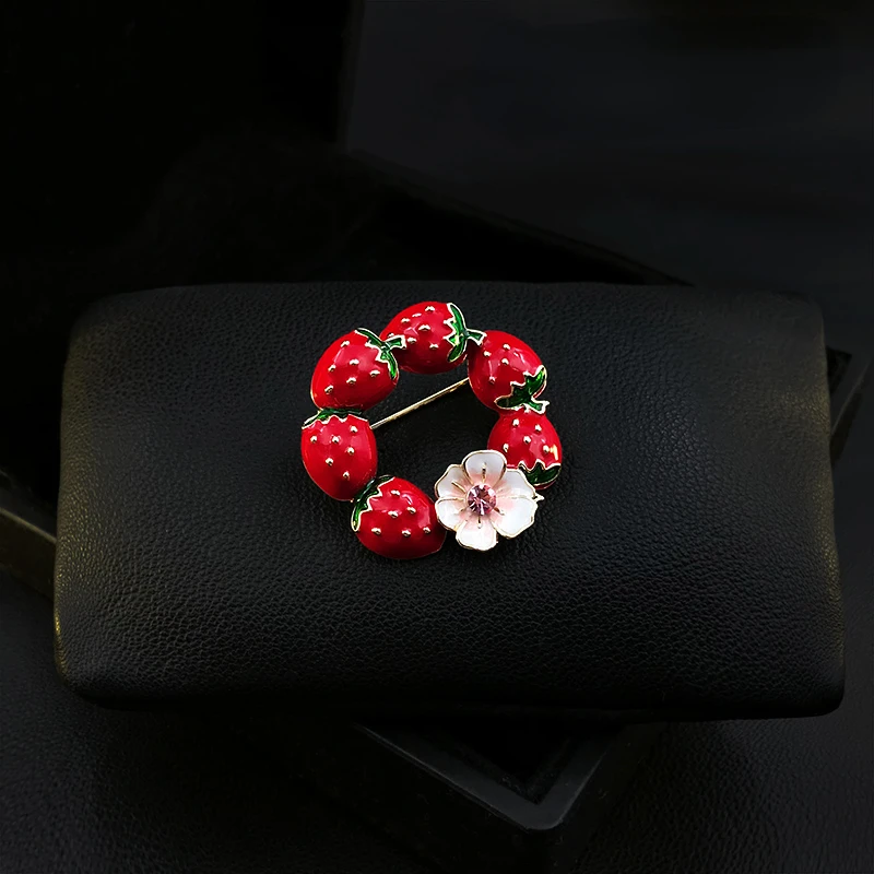 

Exquisite High-End Cute Red Strawberry String Brooch Women Sweater Coat Corsage Fruit Pin Accessories Flower Enamel Pins Jewelry