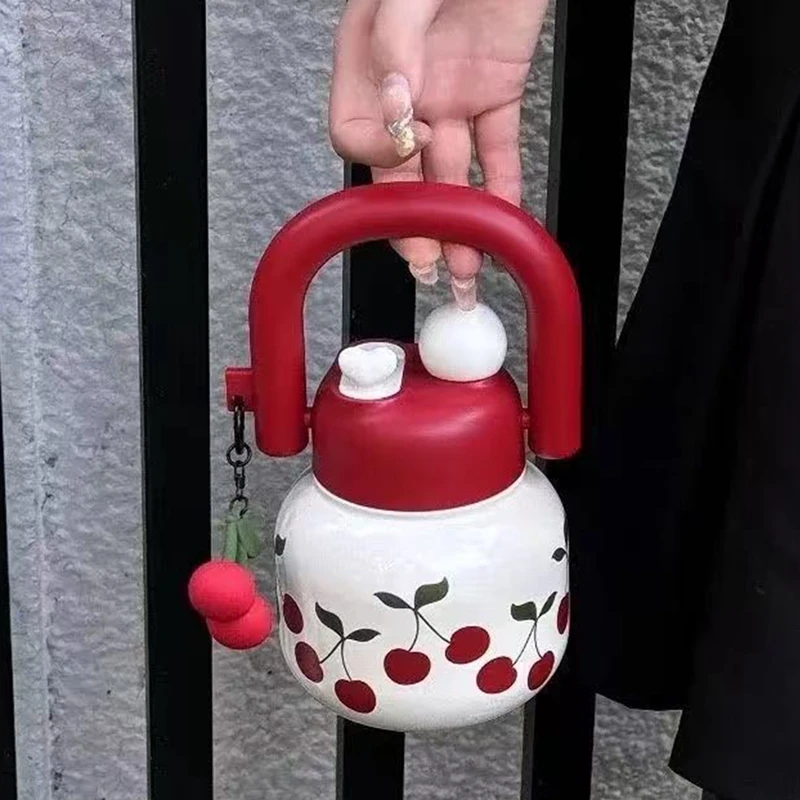 زجاجة مياه لطيفة 800 مل مع زخرفة، تصميم شفاطات مزدوجة، مضادة للبقع أحمر الشفاه، حزام سفر قابل للفصل، مناسبة للفتيات