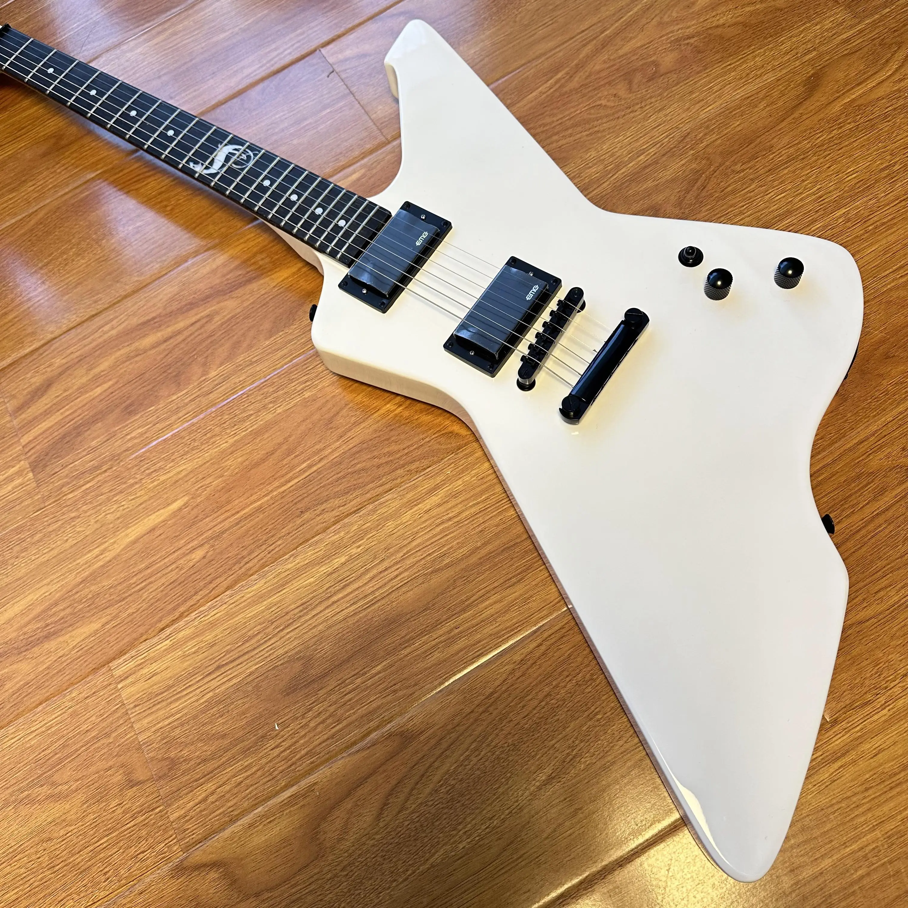

Белая электрогитара для правой руки с инкрустацией в виде змеи, Solid Body Electric Guitar Snakebyt Jame Hetfiel, тематический подарок, бесплатная доставка
