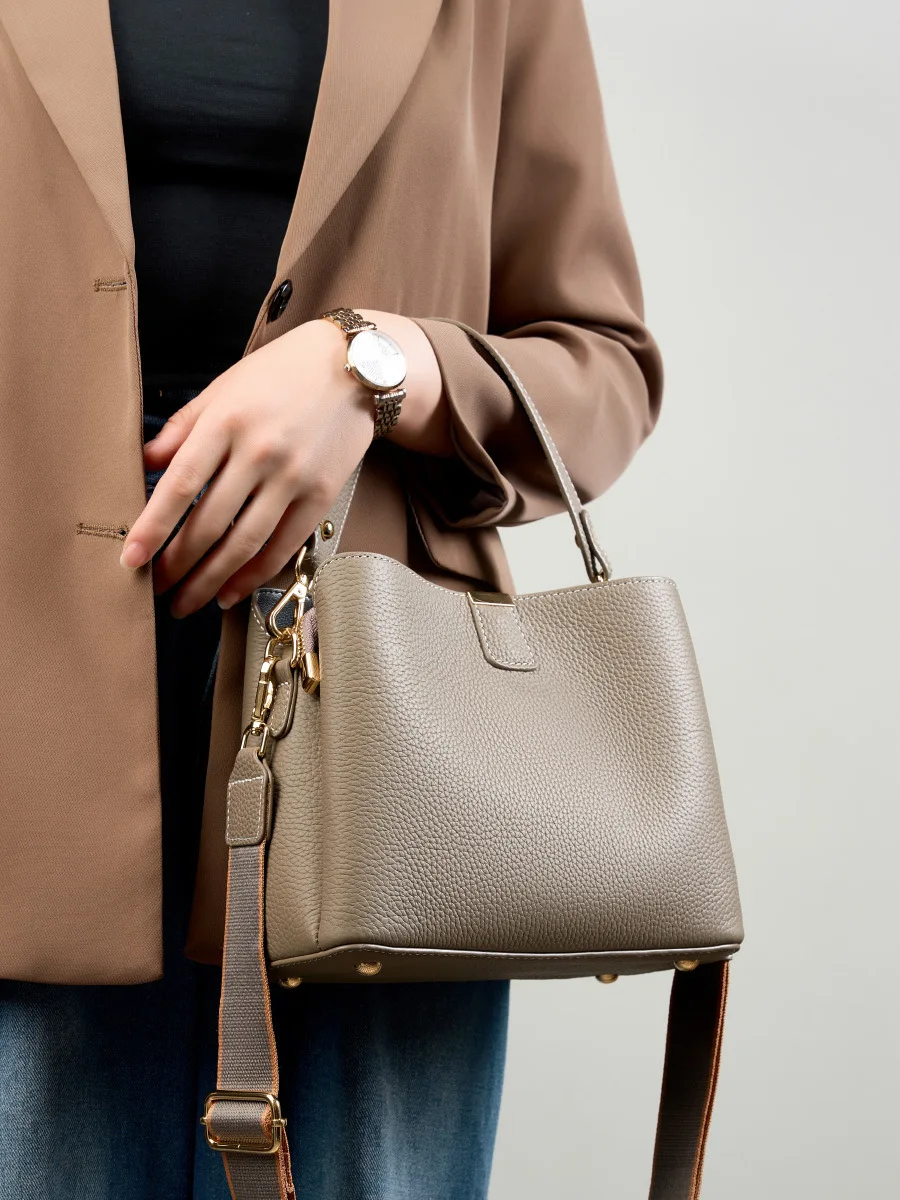 Women Bag Genuine Leather Shoulder Bag Commuter Bucket Handbag Crossbody Bag Luxury Designer Purses 2026 Trendy beige white