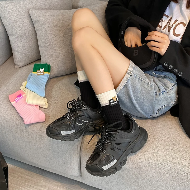 1/4 Paar Damen-Socken mit herzförmigem Logo, mittlere Röhre, Frühling und Sommer, dünn, atmungsaktiv, modisch, Dopaminfarben, lässige Socken – Detail 9