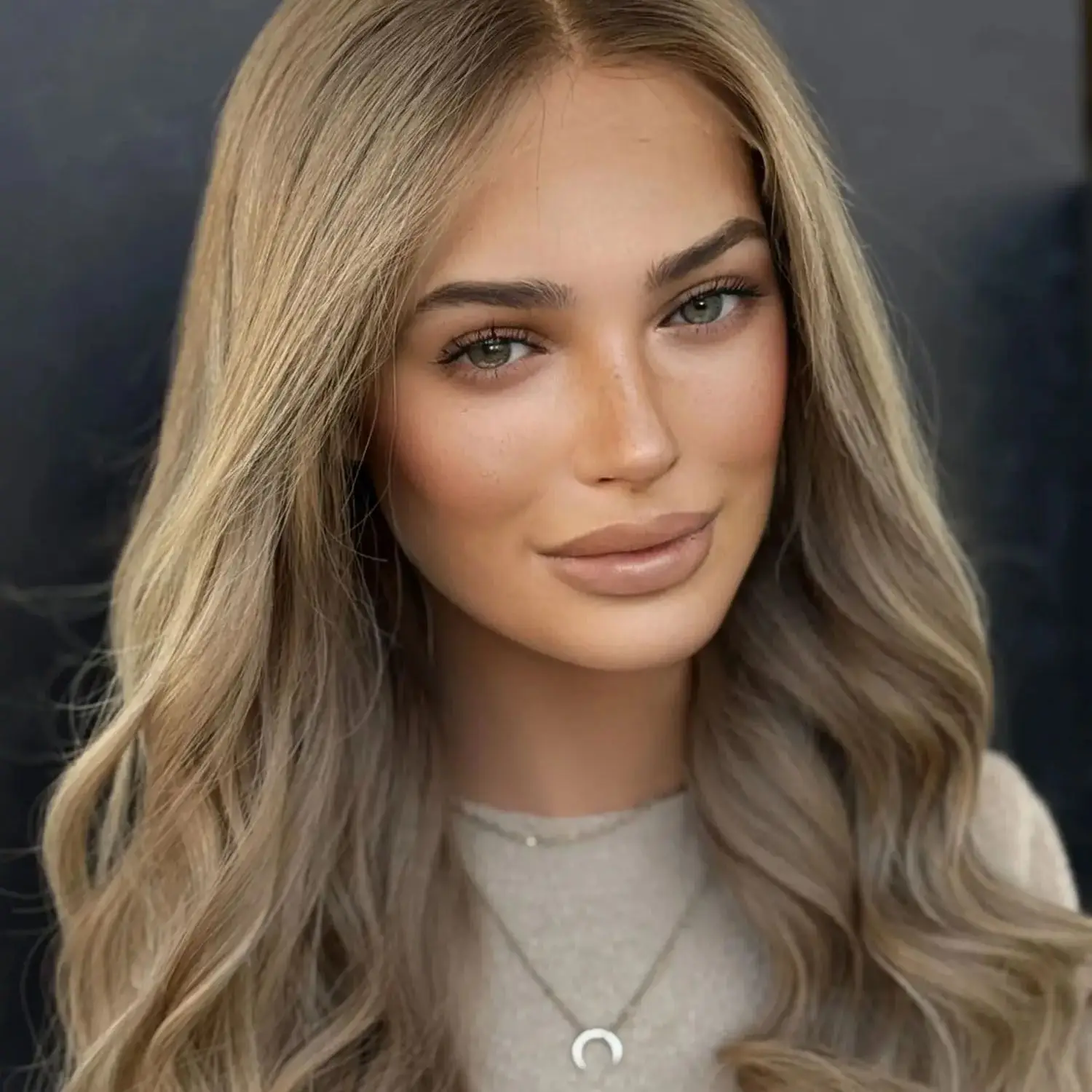 

20 Inches Ombre Ash Platinum Blonde Highlights Synthetic Lace Front Wig Realistic Natural Looking Wig High Quality Wig Daily Use