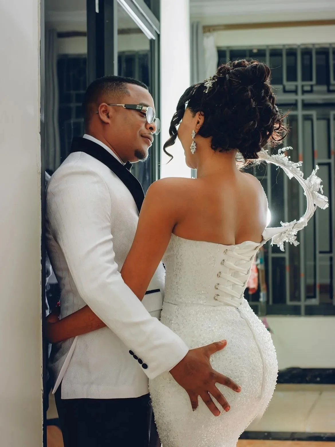 Abito da sposa africano personalizzato Abiti da sposa per la sposa Sirena Una spalla Illusione Perline Pizzo Perle Increspature Pizzo applicato