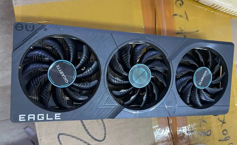 le-refroidisseur-pour-carte-graphique-gigabyte-rtx4060ti-eagle-avec-plaque-arriere