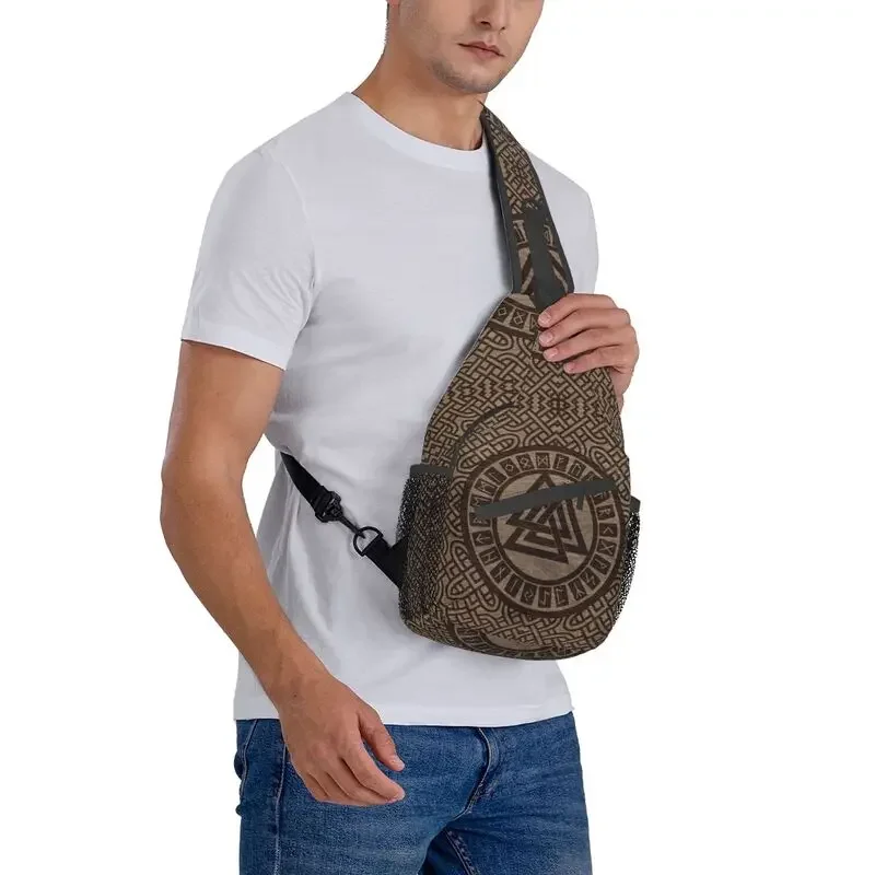 Valknut Symbol And runas On Wood Sling Bag para hombre, bandolera de hombro nórdica, mochila de pecho, viaje, senderismo, mochila de día