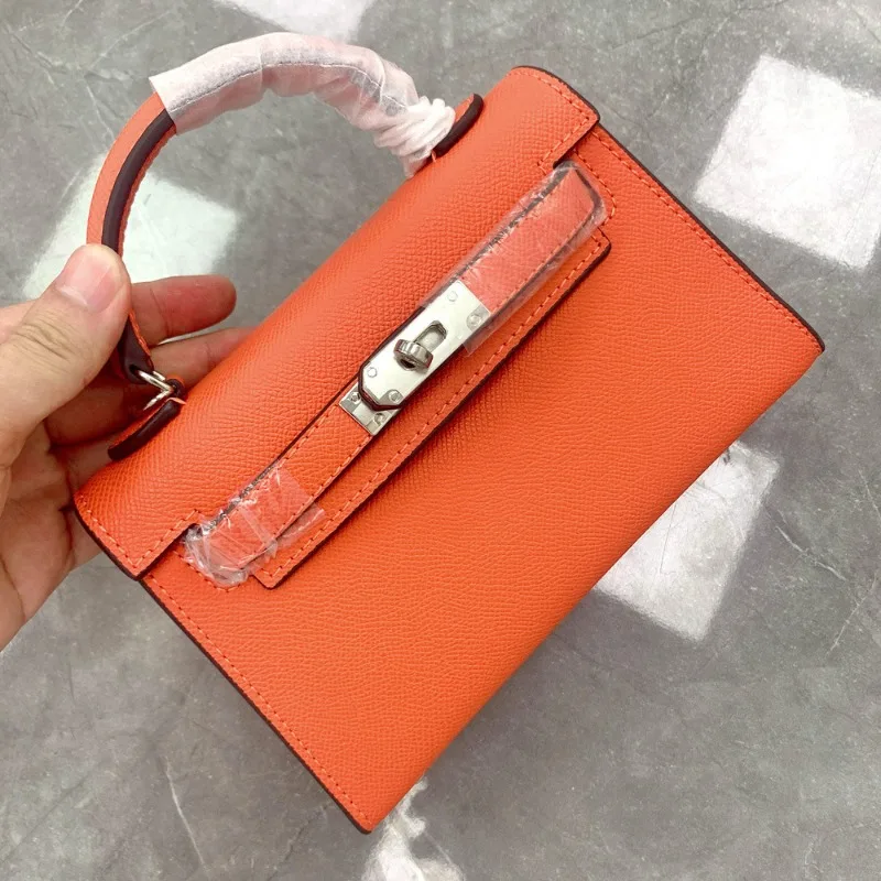 2025年新作の女性用絶妙なクロスボディバッグ、小さなバッグ、高級感のあるシルバーバックルミニバッグ、女性のための多用途ハンドバッグ