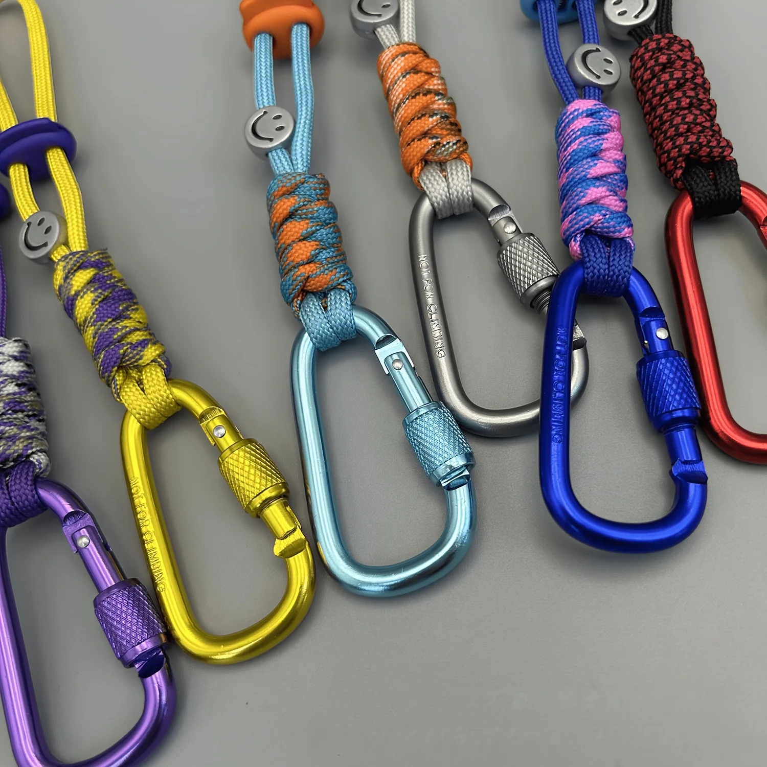 Neuer Stil, rein handgefertigter, bunter Paracord-Schlüsselanhänger mit D-Ring-Schnalle, Anti-Verlust-Riemen mit Verschlusshaken. | Outdoor-Wanderrucksack-Anhänger, hängende Wasserflaschen, Schlüssel, Werkzeuge, Puppen | Geeignet zum Wandern, Camping, Radfahren und für den täglichen Gebrauch. – Detail 3
